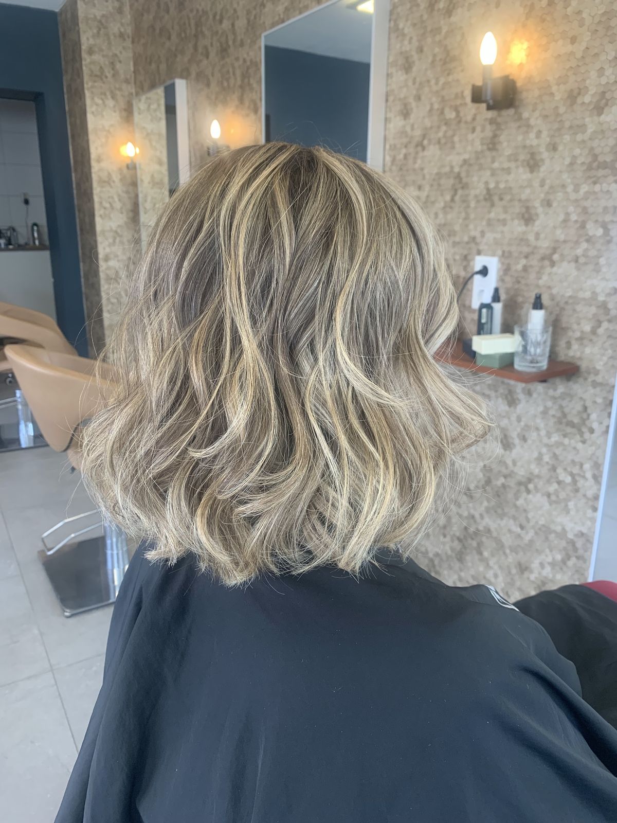 Blonde bob met slag, met de salon op de achtergrond